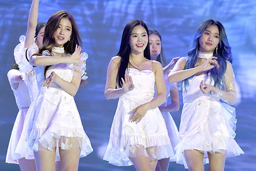 Girl group OH MY GIRL showed a wonderful stage at 2020 SBS Song Daejeon in DAEGU which was 100% Dictionary recording at Deagu on the afternoon of the 25th.The event, which was held under the theme of The Wonder Year, will be conducted with 100% Dictionary recording of all stages for the safety of the cast and the scene while thoroughly complying with the Corona 19 anti-virus guidelines.BTS, TWICE, Seventeen, Godseven, Monster X, Mamamu, Jesse, New East, girlfriend, OH MY GIRL, Eyes One, The Boys, Stray Kids, (girls) Kids, ATIZ, ITZY, TOMORROW X TOGETHER, April, Momorand, CRAVITY, TRAVITY REASURE, Espa and Enhagen appeared, and Boom, Kim Hee Chul and April Naeun took MC.