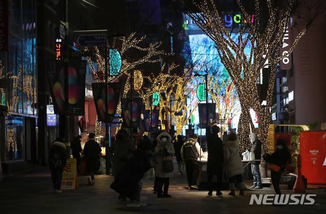 [서울=뉴시스] 박미소 기자 = 지난 24일 오후 서울 중구 명동 거리 모습. 2020.12.24. misocamera@newsis.com