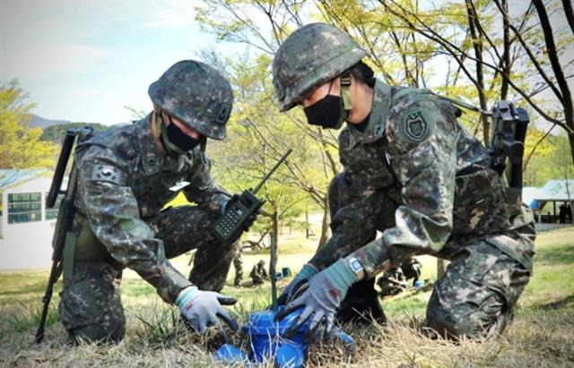 육군 신임 장교들이 전남 장성의 상무대에서 교육훈련을 받고 있다. 육군 제공