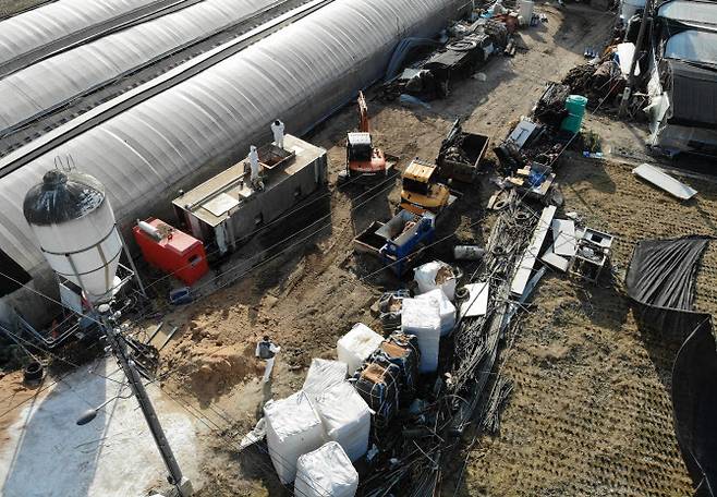 지난 24일 전북 남원시 주생면의 한 육용오리 농장에서 H5형 조류인플루엔자(AI) 항원이 검출돼 살처분 작업을 하고 있다. 연합뉴스 제공