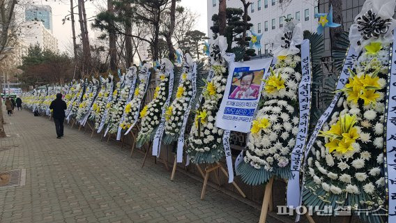 기사에 언급된 사건은 모두 서울남부지검 한 곳에서만 발생한 일이다. 사진은 16개월 입양아 정인양 사건 가해자에게 살인죄를 적용하지 않은 남부지검을 규탄하며 시민들이 보내온 근조화환 모습. fnDB