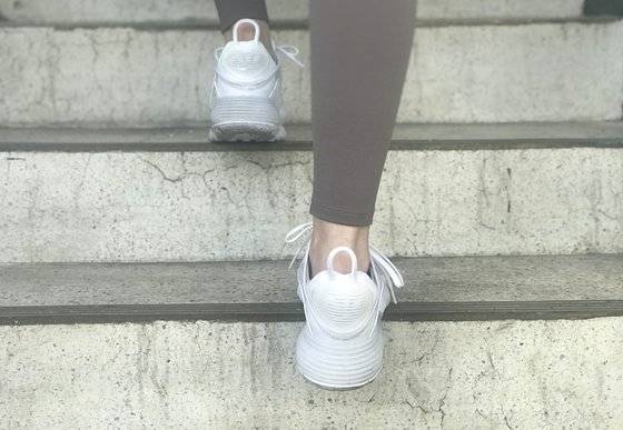 계단을 오를 땐 발다닥 앞쪽 2분의 1이나 3분의 1만 딛고, 뒤쪽 발뒤꿈치는 계단 밑으로 내린 자세로 해야 관절과 종아리 근육에 가는 피로감이 적다. 윤경희 기자