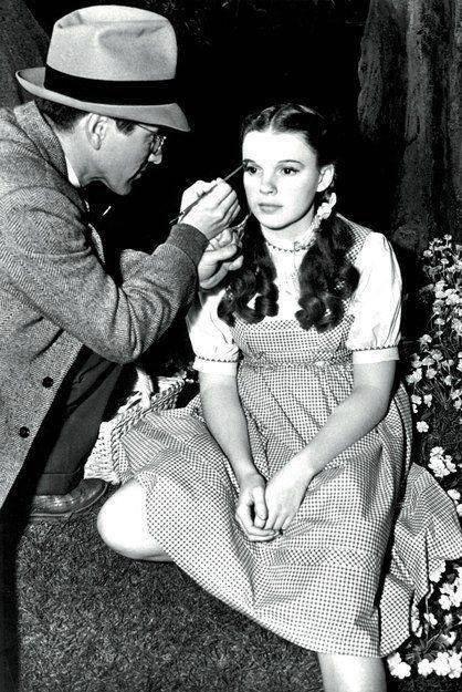 `오즈의 마법사` 촬영 당시 주디 갈란드. 영화사는 각성제를 먹이면서까지 주디 갈란드를 몰아 세웠다.