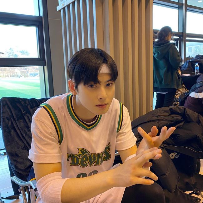 Cha Eun-woo of group Astro transformed into a basket department handsome boy.Cha Eun-woo posted several photos on his Instagram on the 26th with the article Protective.In the public photos, Cha Eun-woo, who is wearing a basketball suit, is preparing to shoot. Cha Eun-woo showed off his handsome face by digesting his basketball suit.On the other hand, Cha Eun-woo is receiving great love from viewers by playing the role of Lee Soo-ho, a cold-hearted man with selfish genes in the TVN drama Goddess Gangrim.Cha Eun-woo Instagram