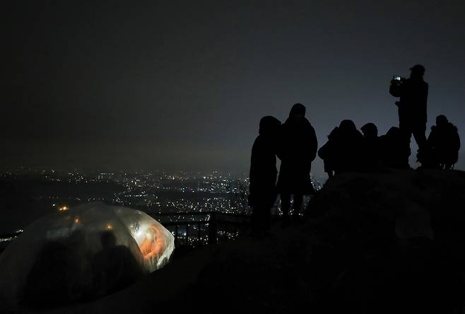 인왕산 정상에서, 2020년 첫 해를 기다리며 김주성 기자