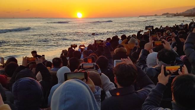 경포해변 경자년 첫 해돋이 인파                   2020 이해용 기자