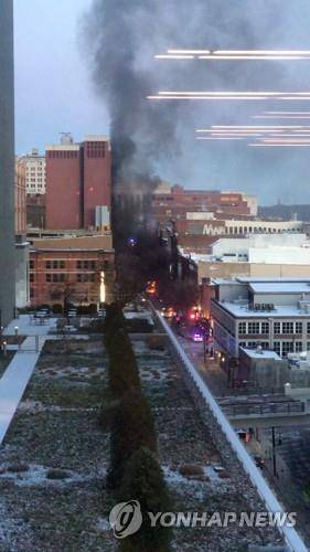 폭발 현장서 피어오르는 연기 [로이터=연합뉴스]