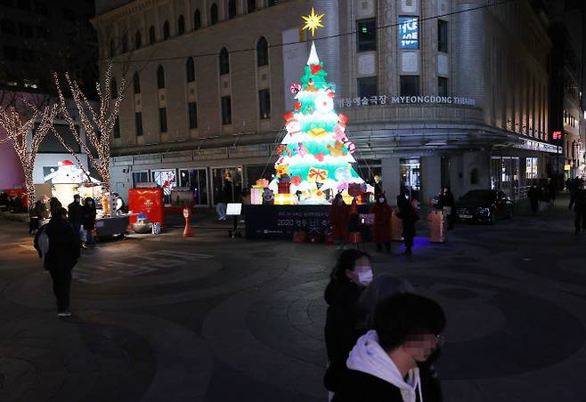 크리스마스 이브인 지난 24일 서울 중구 명동거리가 한산한 모습을 보이고 있다. 연합뉴스 제공