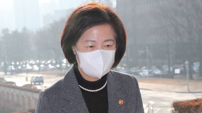 추미애 법무부 장관이 24일 오전 정부과천청사로 출근하고 있다./연합뉴스