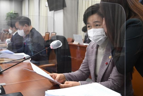 추미애 법무부 장관이 지난 18일 오후 서울 여의도 국회에서 열린 고위공직자범죄수사처(공수처)장 후보자추천위원회 5차 회의에 참석, 보고받고 있다. /연합뉴스