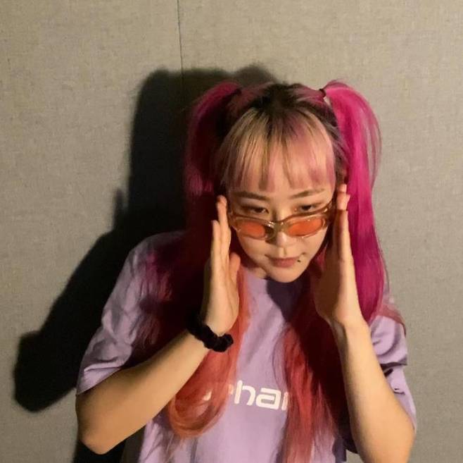 타이니 선글라스를 쓴 미란이.