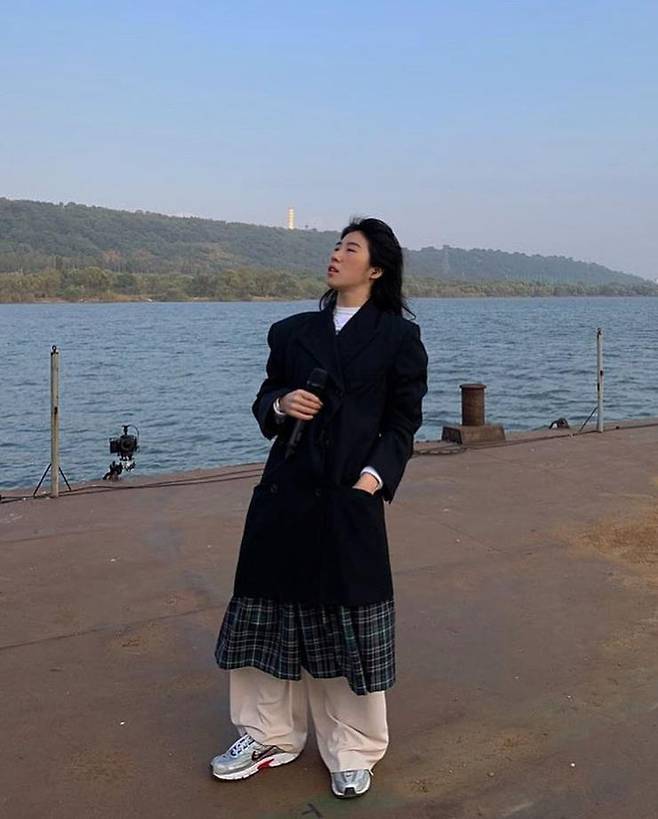 포멀한 코트에 매치해도 좋다.