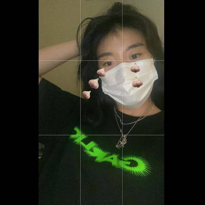 소금처럼 여러 개의 목걸이를 레이어드하면 더욱 쿨한 룩을 완성할 수 있다.