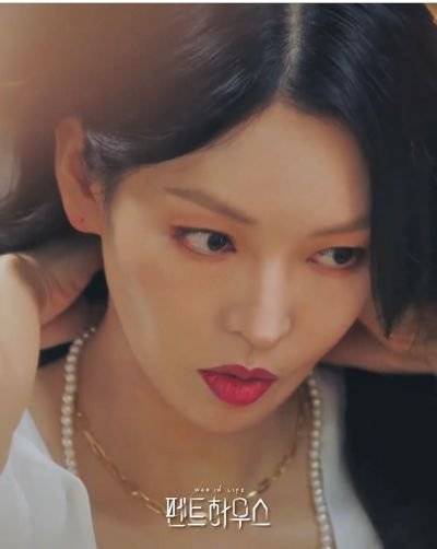 부부싸움을 하던 천서진은 화가 나 자신의 목에 걸린 진주 목걸이를 거칠게 내팽개친다. 이 장면이 파경의 암시였다. [사진 SBS 드라마 공식 인스타그램]