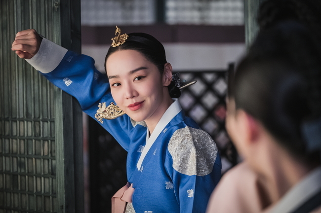 Can Queen Cheorin Shin Hye-sun go back to the modern day?TVNs Saturday drama Queen Cheorin (directed by Yoon Sung-sik, playwright Park Gye-ok and Choi A-il, produced by STUDIO PLEX, Craveworks) unveiled a blue-and-white day of the heavy war Kim So-yong (Shin Hye-sun) on December 27.Unlike his plan, his appearance, which is twisted in a twisted situation, stimulates curiosity.In the last broadcast, Kim So-yong struggled to fix his accident (?).The surprise confession that he jumped into Lake himself touched the planting of the Great King (Bae Jong-ok), and Kim So-yong tried to regain his mind, saying that he would be reborn as a perfect heavy war.Kim So-yong, who was frustrated by the dried-up well, secretly sought Lake with a cheer for the rain that just happened to fall. Kim So-yong, who ambitiously jumped into the water, saying, I will go back to modern times.However, the appearance of Cheoljong (Kim Jung-hyun), who came to save him, raised questions about the future development.In the meantime, Kim So-yongs face, which is so desolate in the public photos, catches his eye. He dived into Lake in a futile way to return to modern times, but he still has Joseon.The second stage of his turbulent palace Earth, which is not what he wants, is even more awaited. Cheoljong and Kim Byung-in (Nine Woo) who gaze at each other silently were also captured.It is interesting to see Kim So-yongs puzzled appearance of Cheoljong, who started to care about Kim So-yong, Kim Byung-in, who has a heartfelt heart, and Kim So-yong, who looks at two men who are nervous.Kim So-yong, who shows off his coolness again in front of Cho Hwa-jin (Sol In-ah), also steals his attention.Kim So-yong, who saved Cho Hwa-jin from Danger by invoking the that world, greets Cho Hwa-jin with a pose full of bravado and will be liked by him.However, the eyes of Cho Hwa-jins day, which still does not unravel the boundaries, attract attention. Kim So-yong, who is lying on the floor as if frustrated, causes laughter.In the 6th episode, Kim So-yong and Cheoljongs Notachi romance will begin in earnest.Cheoljong, who jumped into the water to save Kim So-yong, who fell into Lake, is active in understanding him.The day of checks will be set for the change of the two subtle people, and the battle for power over Kim So-yong will also intensify.Kim So-yong, who failed to escape the soul, will focus on how he will get through Danger in front of him.Cheoljong, who saved Kim So-yong who jumped into Lake, has a big change in the structure of various relationships with this incident.We will be more dynamic from the change of the two people to the battle for power over Kim So-yong, he said. We hope Kim So-yong will be able to overcome Danger with his new and excellent strategy.9 p.m. (Photo provided = tvN)