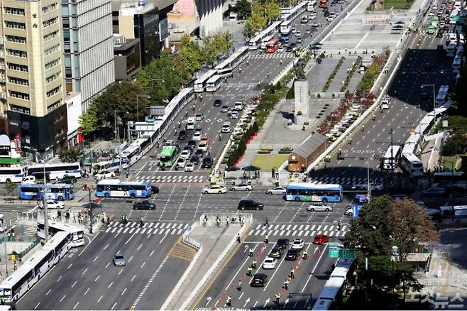 한글날인 지난 10월 9일 서울 광화문광장 일대에 불법 집회에 대응하기 위한 경찰 차벽이 설치돼 있다.(사진=황진환 기자)