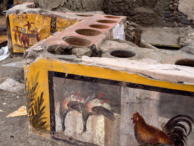 약 2000년 전 화산 폭발로 소멸한 이탈리아 고대 도시 폼페이 유적지에서 당시의 길거리 음식점이 온전한 상태로 발굴됐다./사진=로이터 연합뉴스