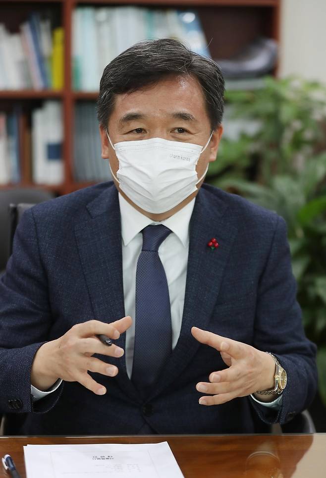 서정협 서울시장 권한대행 (서울=연합뉴스) 이정훈 기자 = 이달 24일 서울시 행정1부시장 집무실에서 연합뉴스 신년인터뷰에 응하는 서정협 서울시장 권한대행. 2020.12.27. uwg806@yna.co.kr