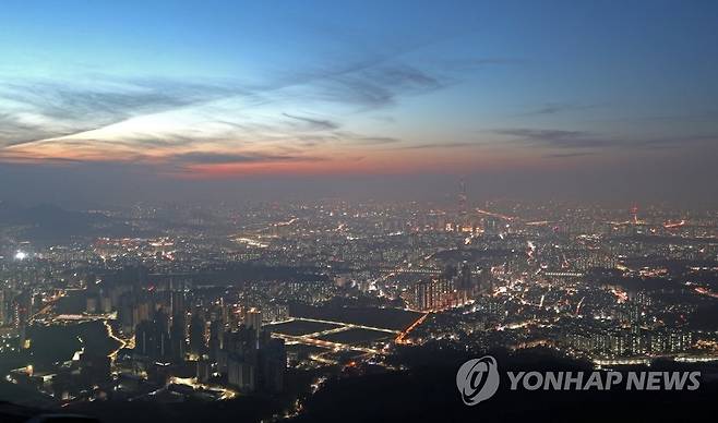 혼돈 속 부동산 시장…일 년 내내 불안 (경기광주=연합뉴스) 임헌정 기자 = 내년엔 집값 잡힐까? 사진은 경기 광주시 남한산성에 바라본 서울의 야경. 2020.12.27 kane@yna.co.kr