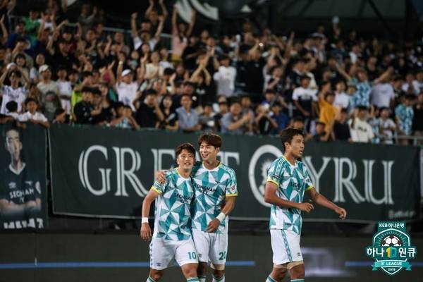 팬들과 함께한 성남FC의 유커스텀데이 유니폼