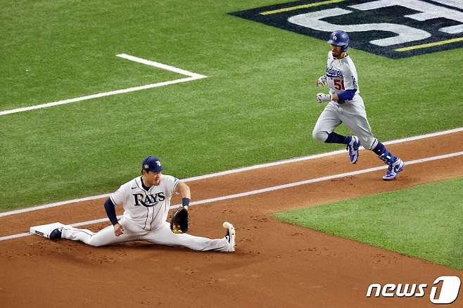 최지만의 환상적인 다리찢기 수비 한 장면. © AFP=뉴스1