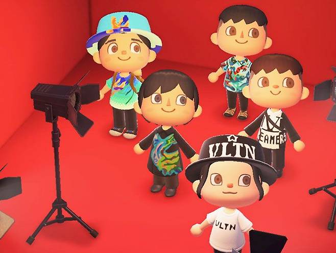 발렌티노 제품을 입고 있는‘모여봐요 동물의 숲’게임 속 아바타들. /발렌티노