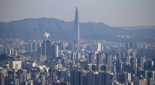 서울 북악스카이웨이 팔각정에서 바라본 서울 도심 아파트 밀집 지역 전경. <연합뉴스>