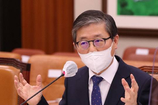변창흠(사진) 국토부 장관 내정자가 23일 국회 국토교통위원회에서 열린 인사청문회에서 답변하고 있다. <연합뉴스>