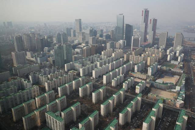 27일 서울 여의도 63빌딩에서 바라본 아파트. 연합뉴스