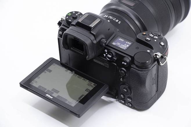 틸트식 디스플레이와 상단 표시계창, 그리고 갖은 조작 인터페이스가 적용돼있다. 출처=IT동아