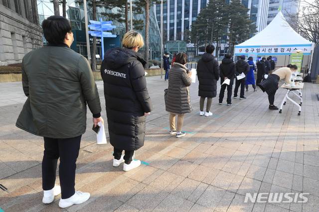 [서울=뉴시스] 박민석 기자 = 지난 27일 오후 서울 중구 서울광장에 마련된 코로나19 임시선별검사소에서 시민들이 검사를 받기 위해 줄을 서 있다. 2020.12.27. mspark@newsis.com