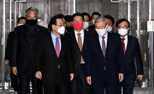 김종인(앞줄 오른쪽) 국민의힘 비상대책위원장과 주호영 원내대표가 2일 오전 국회에서 열린 국민의힘 중진의원 연석회의에 참석하기 위해 이동하며 대화하고 있다./연합뉴스