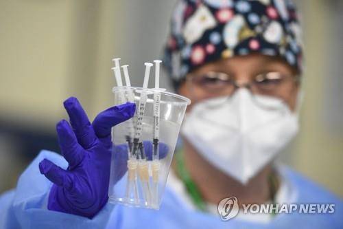 화이자-바이오테크의 코로나19 백신 주사기. [EPA=연합뉴스 자료사진]