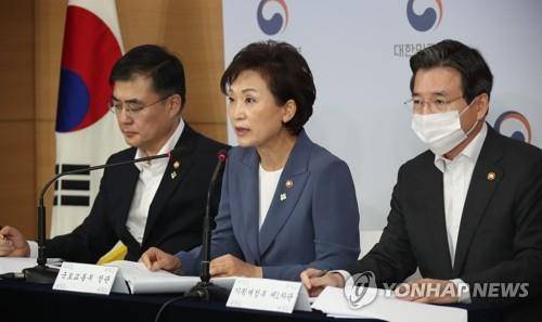 부동산 대책 발표하는 김현미 장관 김현미 국토교통부 장관이 지난 6월 17일 정부서울청사 브리핑실에서 6·17 부동산 대책을 발표하는 모습. [연합뉴스 자료사진]