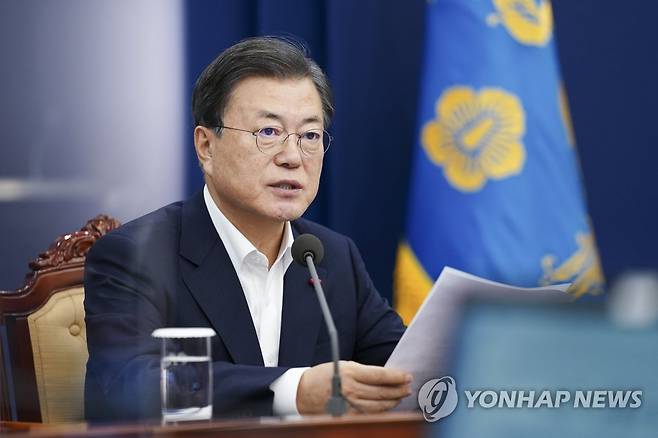 수석·보좌관 회의 주재하는 문 대통령 (서울=연합뉴스) 이진욱 기자 = 문재인 대통령이 28일 오후 청와대에서 수석·보좌관 회의를 주재하고 있다. 2020.12.28 cityboy@yna.co.kr