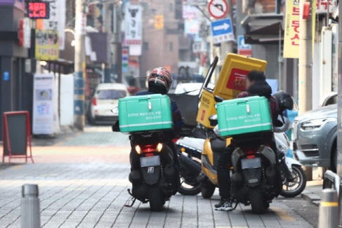 지난 28일 서울 시내에서 배달대행 종사자들이 도로를 주행하고 있다.(사진=연합뉴스)