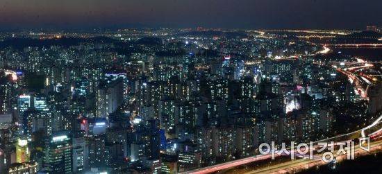 2020년 최대의 화두는 단연 부동산 광풍이다. 하늘이 두 쪽 나도 집값만큼은 잡겠다던 정부의 호언장담을 비웃기라도 하듯 아파트값은 천정부지로 치솟았고, 집 없는 서민들의 가슴을 때렸다. 서울 한가득한 아파트 야경 불빛이 씁쓸히 느껴진다. 2021년에 새해에는 부동산 시장이 안정되길 희망해본다. /윤동주 기자 doso7@