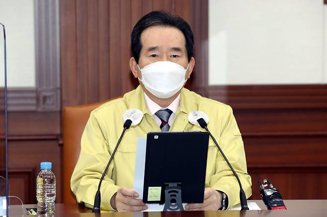 정세균 국무총리가 지난 24일 오전 서울 종로구 정부서울청사에서 열린 코로나19 중앙재난안정대책본부(중대본) 회의에 참석해 발언하고 있다./뉴시스