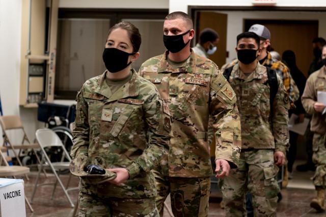29일 경기 오산공군기지에서 미군 장병들이 코로나19 백신 1차 접종을 위해 대기하고 있다. 주한미군사령부 제공