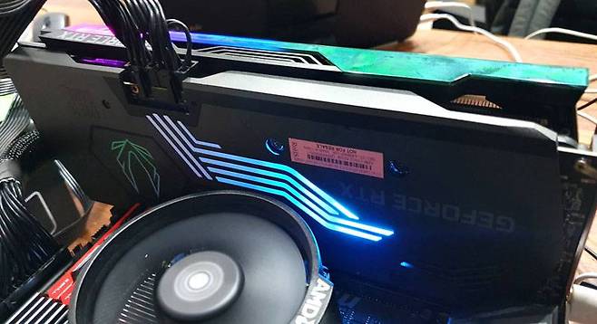 후면 백플레이트에도 RGB LED를 달았다