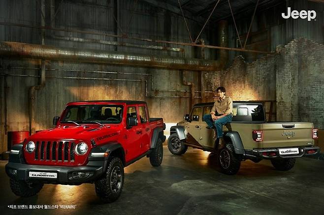 지프 글래디에이터와 브랜드 홍보대사인 비 [사진 제공 = 지프]