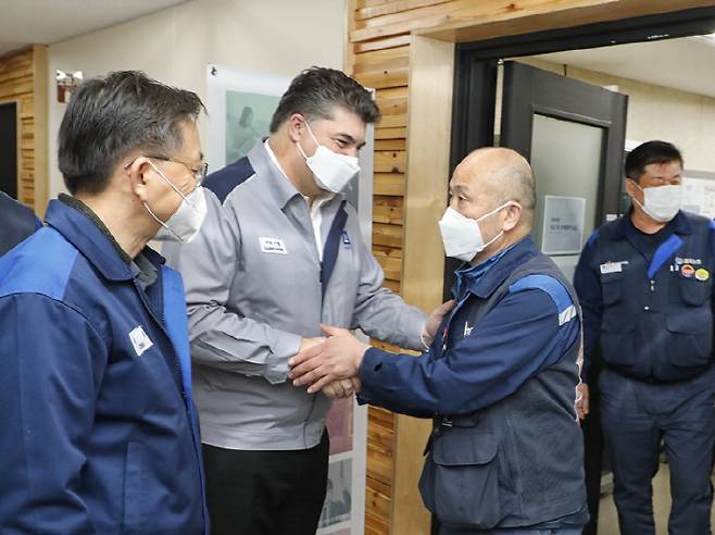 카허 카젬 한국지엠 사장과 김성갑 금속노조 한국지엠 지부장이 노사교섭 마무리를 축하하며 악수하고 있다. [사진 제공=한국지엠]