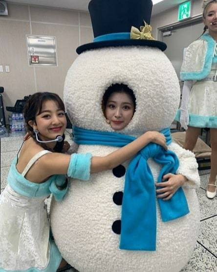 Group TWICE member Jihyo celebrated Sanas birthdayJihyo told TWICE Official Instagram on December 29: My eternal partner is Shasha.Thank you for always being with our team A loved one. In the photo, Jihyo loves Sana, who is wearing a snowmans mask, and the dazzling beauty of the two, who stand out even when they take a rough picture, has made their eyes happy.Another photo featured a selfie of Jihyo and Sana, with a clear eye and a warm image of the two of the worlds sweetest people.