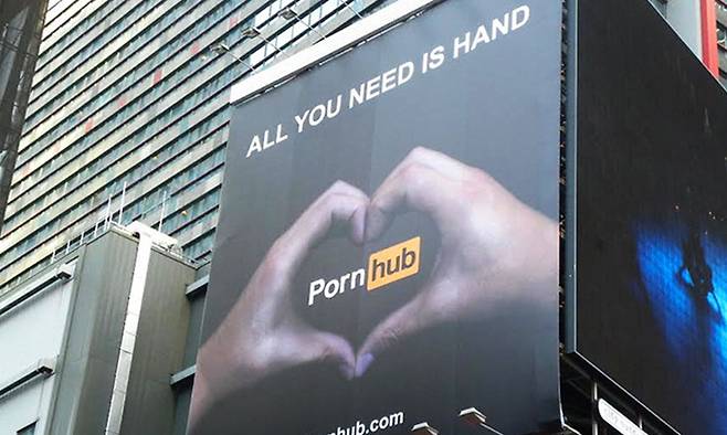 2014년 10월 미국 뉴욕 타임스스퀘어에 등장한 세계 최대 음란물 사이트 폰허브 광고. 광고판이 설치된 호텔 측의 반대로 48시간도 안 돼 철거됐다.