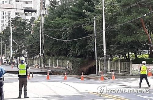 구리 아파트단지 인근 도로서 대형 싱크홀 구리 아파트단지 인근 도로서 대형 싱크홀      (서울=연합뉴스) 26일 오후 경기 구리시 교문동의 아파트단지 앞 도로에 대형 싱크홀이 발생해 관계 당국이 도로를 통제하고 있다. 현재까지 인명피해는 없는 것으로 파악됐다. 2020.8.26      [독자 제공. 재판매 및 DB 금지]      photo@yna.co.kr  (끝)