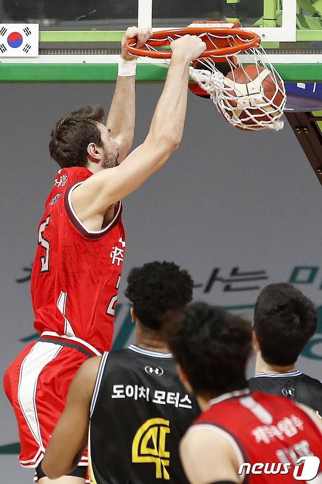 30일 오후 경기도 고양시 고양체육관에서 열린 프로농구 2020-2021 현대모비스 KBL 고양 오리온 오리온스와 서울 삼성 썬더스의 경기에서 오리온스 위디가 덩크슛을 하고 있다. 2020.12.30/뉴스1 © News1 이승배 기자