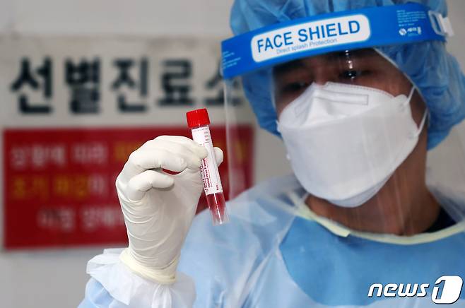 경기 김포시 뉴고려병원 선별진료소에서 의료관계자가 검사 도구를 확인하고 있다. /뉴스1 © News1 정진욱 기자