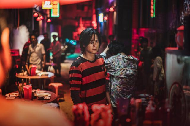 영화 '반도'의 주인공 장석은 한반도를 탈출해 홍콩에 도착하나 냉대와 차별, 가난이 그를 기다린다. NEW 제공