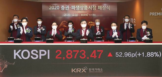 Korea Exchange Chairman Sohn Byung-doo (center, front row) and other officials celebrate the closing of 2020 stock trading day at the KRX headquarters in Busan on Wednesday. (KRX)