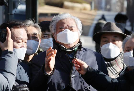 Rev. Jun Kwang-hoon calls his acquittal by the Seoul Central District Court on Wednesday a ″victory″ for the country, as he is released from custody. [YONHAP]